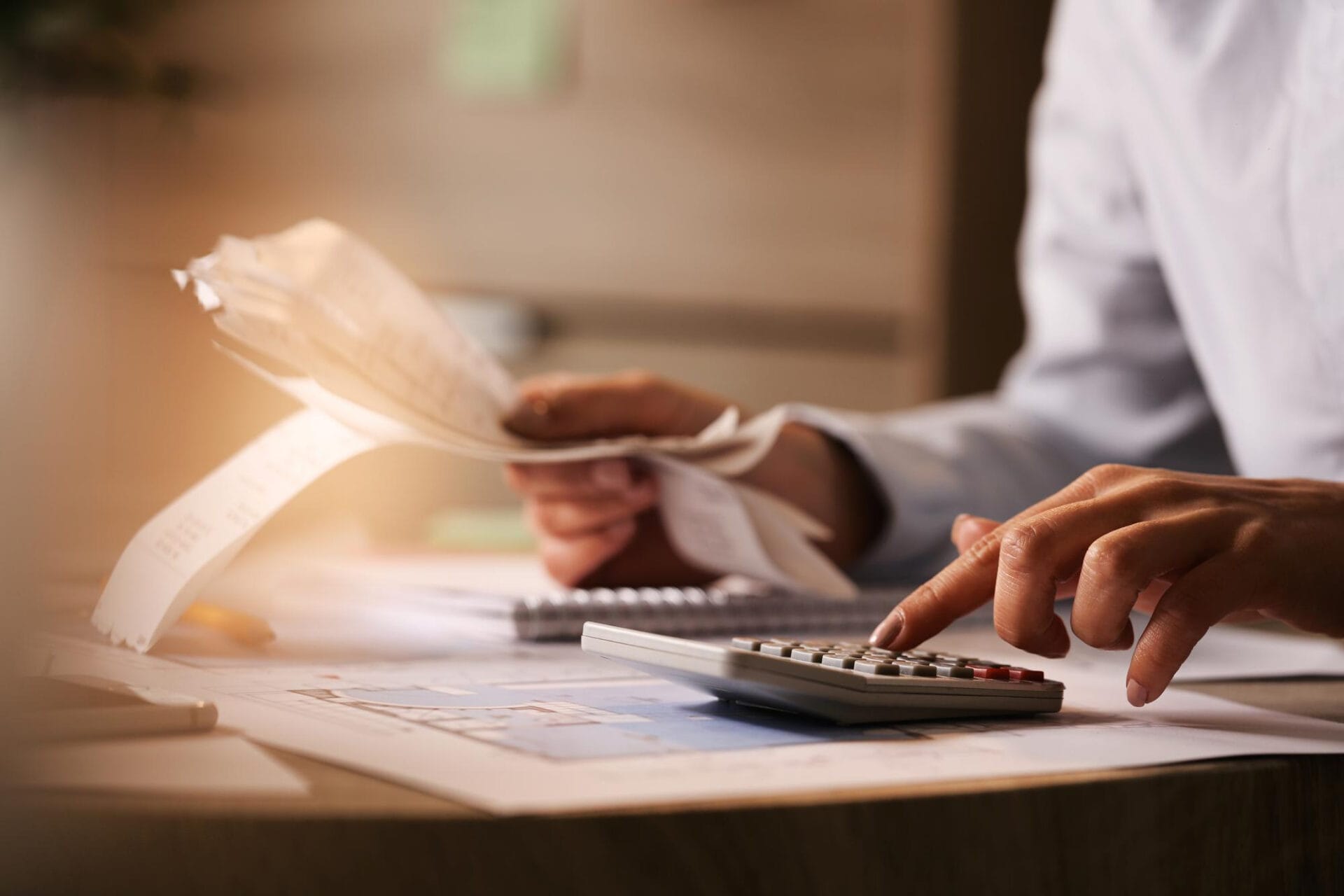 Economista usando calculadora para calcular impuestos